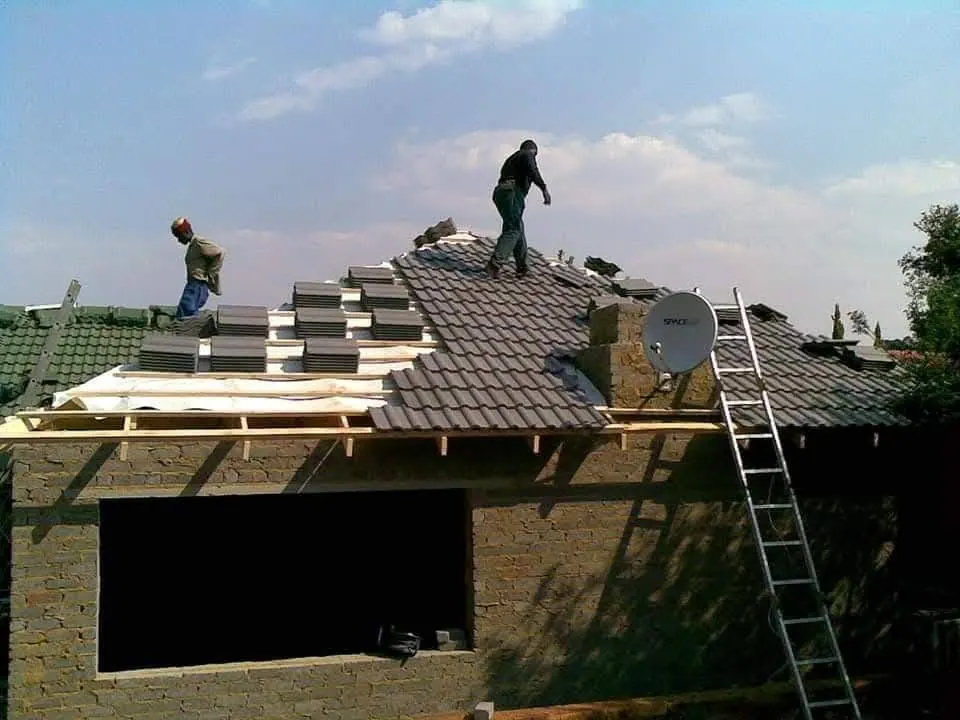 Team fitting roof tiles